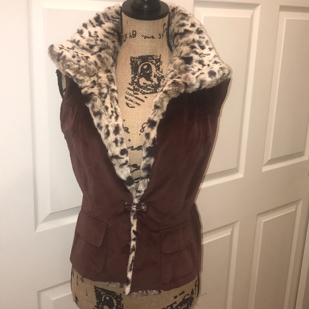 Jones Wear Jeans leopard faux fur sweater vest!